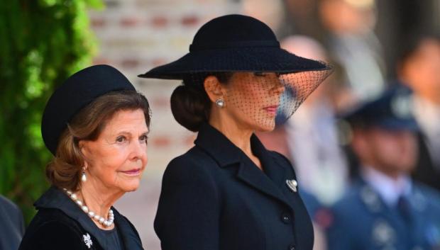 La Reina Silvia de Suecia y la Reina Mary de Dinamarca en la catedral de Oslo tras el funeral de Estado del Rey Harald V