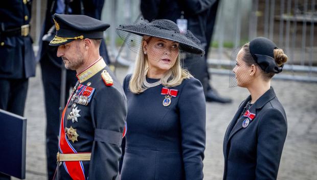 La Reina Mette-Marit, el Rey Haakon y la Princesa heredera Ingrid Alexandra durante el traslado del féretro
