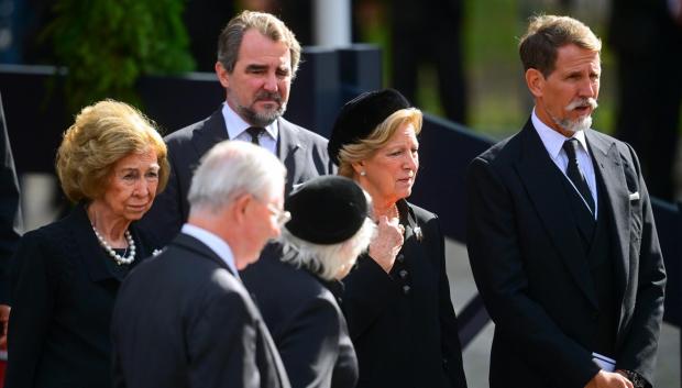 La Reina Sofía, el Príncipe Nikolaos, la Reina Ana María y el Príncipe heredero Pablo de Grecia en la catedral de Oslo tras el funeral de Estado del Rey Harald V