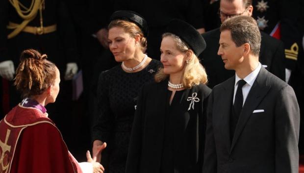 La obispa de Oslo, Sunniva Gylver, saluda a la Princesa heredera Victoria de Suecia, al Príncipe heredero Alois de Liechtenstein y a la Princesa heredera Sophie de Liechtenstein
