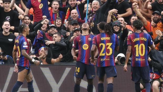 Karim Adeyemi celebra el 2-0 del Barça ante el Feyenoord