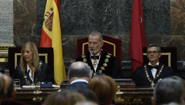 El rey Felipe VI, el ministro de Justicia Félix Bolaños, la presidenta del Tribunal Supremo y del Consejo General del Poder Judicial, Isabel Perelló, durante el acto de apertura del Año Judicial
