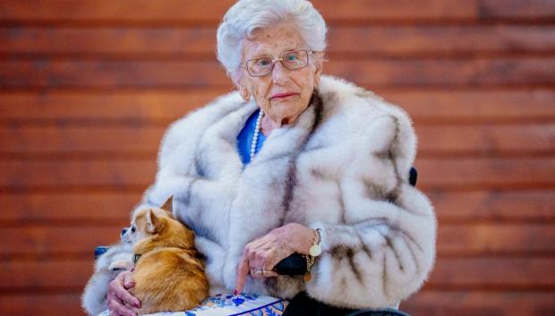 La Princesa Astrid de Noruega, sentada en una silla de ruedas
