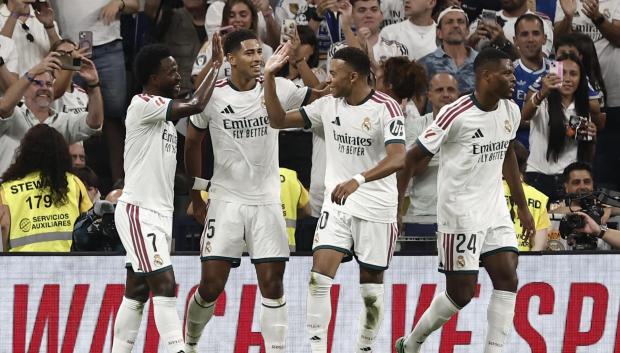 MADRID, 12/09/2026.- El centrocampista británico del Real Madrid Jude Bellingham (2i) celebra su gol en el encuentro correspondiente a la jornada 5 de LaLiga entre Real Madrid y Rayo Vallecano, este sábado en el estadio Santiago Bernabéu, en Madrid. EFE/ Sergio Pérez