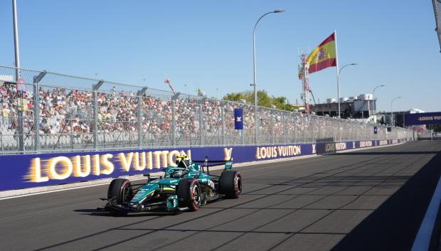 Fernando Alonso junto a la gran bandera de España de Madring