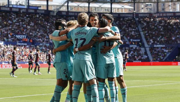 Los jugadores del FC Barcelona celebran un tanto durante el encuentro