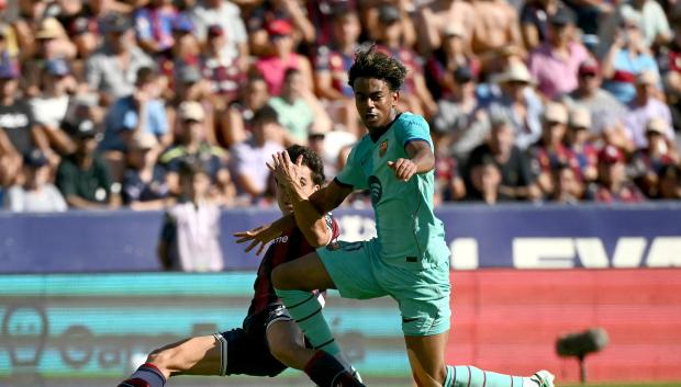 Manu Sánchez pelea un balón con Lamine Yamal