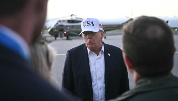 El presidente estadounidense Donald Trump habla con los medios de comunicación antes de abordar el Air Force One para partir del aeropuerto de Shannon, en el oeste de Irlanda