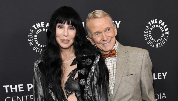 La cantante y actriz estadounidense Cher (izq.) y el diseñador de moda estadounidense Bob Mackie