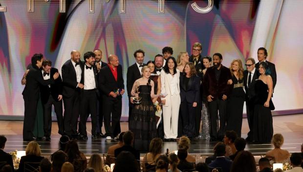 Katie Dippold y el equipo de 'La maldición de Widow's Bay' reciben el Emmy a mejor serie de comedia