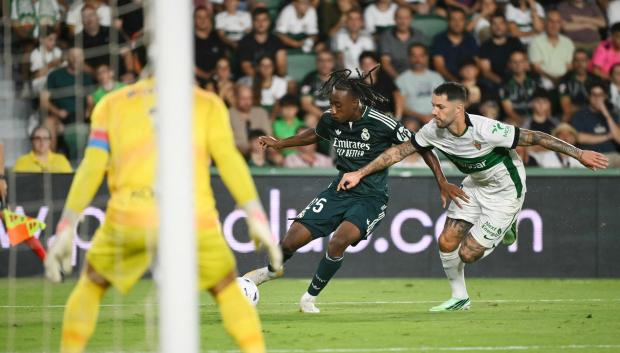 Diomande pelea por un balón en el Elche - Real Madrid