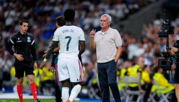 Mourinho charla con Vinicius en la zona técnica del Bernabéu
