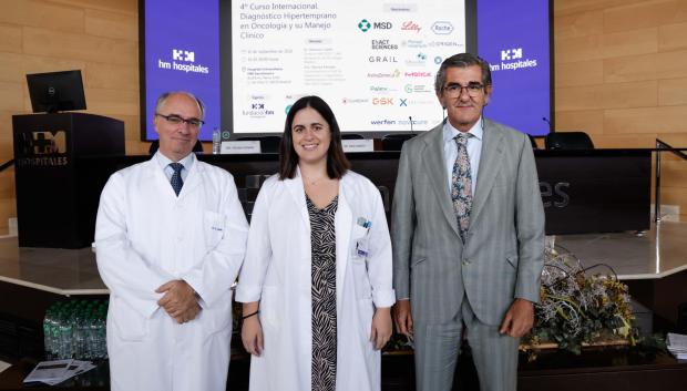 El Dr_Juan Abarca junto a los directores del curso