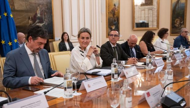 La ministra de Educación, Formación Profesional y Deportes, Milagros Tolón (2i), durante la Conferencia Sectorial de Educación