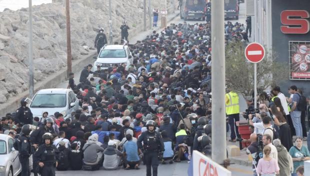 Traslado de inmigrantes asentados en la playa de Benítez, este viernes