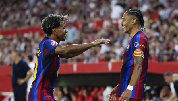 Raphinha (d) celebra con Lamine Yamal uno de sus goles en el Sánchez-Pizjuán