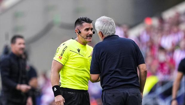 José Mourinho protesta una acción a Miguel Ángel Ortiz Arias