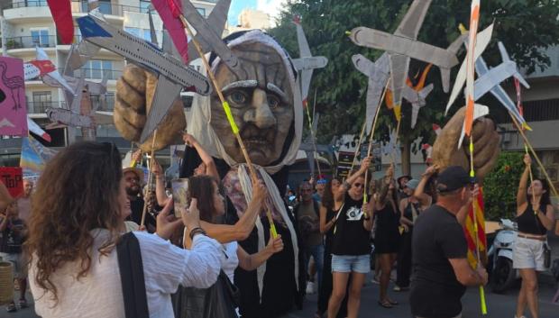 La figura de una payesa ibicenca fue protagonista de la manifestación contra Aena en Ibiza.