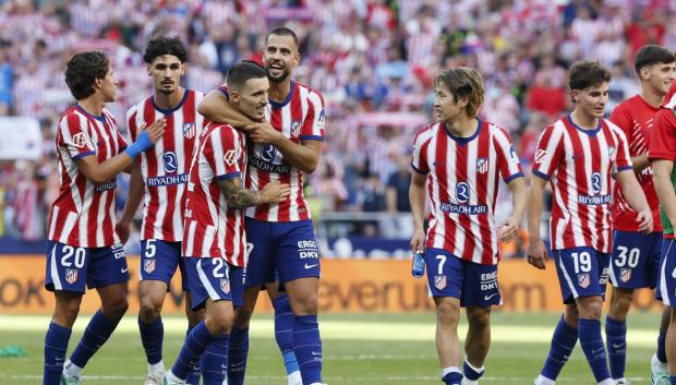 Los jugadores del Atlético de Madrid celebran la victoria en el derbi madrileño