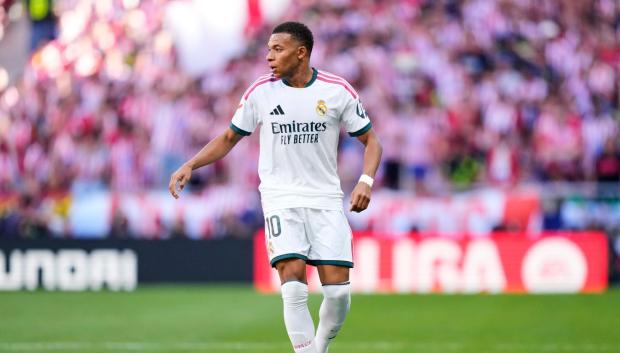 Kylian Mbappé controla un balón durante el derbi frente al Atlético