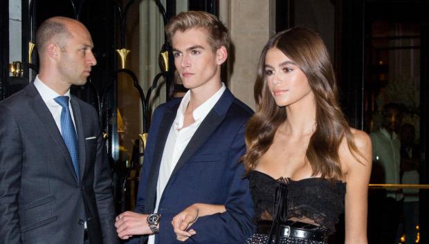 Presley Walker Gerber y Kaia Jordan Gerber, en 2017