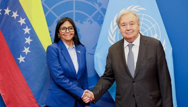 Delcy Rodríguez estrecha la mano de António Guterres durante su encuentro en Nueva York