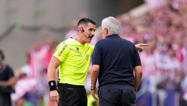 Ortiz Arias le explica una decisión a Mourinho durante el derbi madrileño