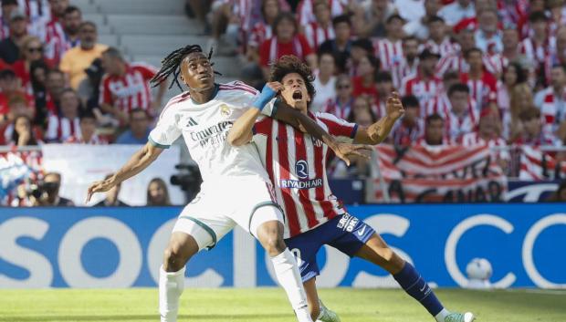 Giuliano Simeone pelea un balón con Yan Diomande, en el Atlético de Madrid - Real Madrid