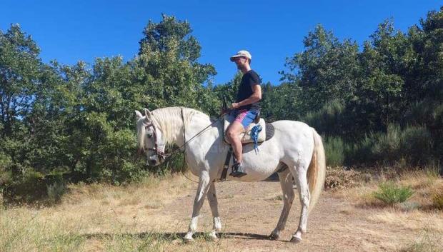 Javier en su finca de Candelario, Salamanca