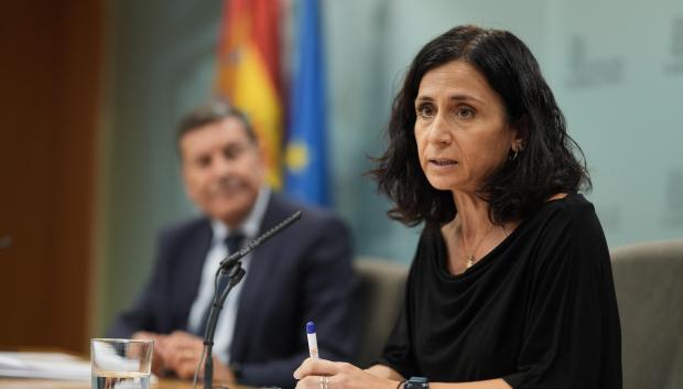 El consejero de Economía y Hacienda y portavoz, Carlos Fernández Carriedo, y la consejera de Movilidad y Transformación Digital, Cristina Sanchidrián, comparecen en rueda de prensa posterior al Consejo de Gobierno
