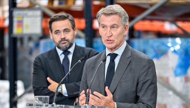 El presidente del PP, Alberto Núñez Feijóo, y el presidente del partido en Castilla-La Mancha, Paco Núñez, en Alovera (Guadalajara)