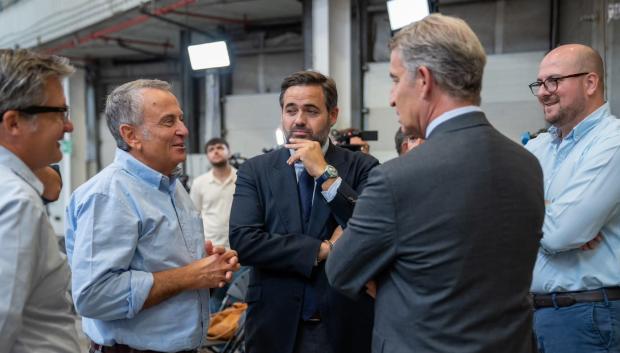 Alberto Núñez Feijóo junto a Paco Núñez y empresarios de Alovera (Guadalajara)