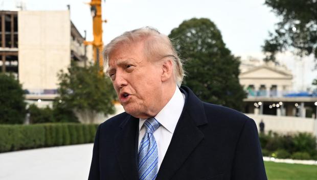 El presidente estadounidense Donald Trump habla con los medios de comunicación tras bajar del helicóptero Marine One