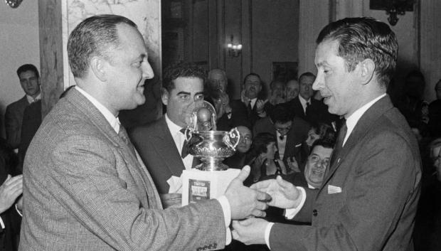 Francesc Miró-Sans (i), recibe el trofeo al mejor club de 1957 de manos de Juan Antonio Samaranch