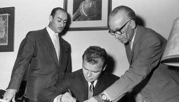 Ladislao Kubala (c) firma su contrato como director técnico del Barcelona CF, junto al nuevo presidente del equipo azulgrana Enric Llaudet (i)