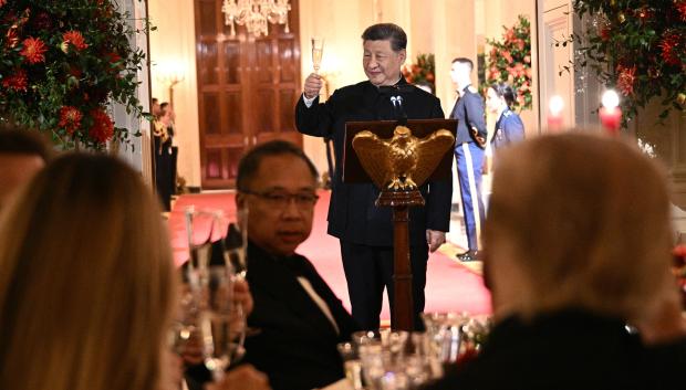 El presidente de China, Xi Jinping, brinda durante una cena de Estado