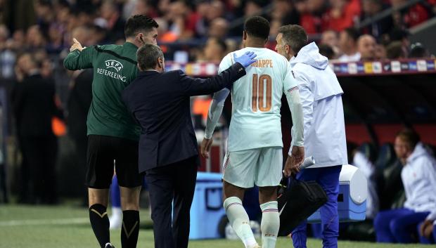 Aunque quiso regresar, Mbappé finalmente abandonó el césped