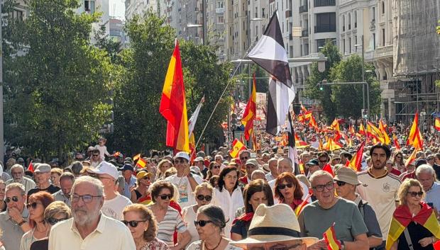 Imagen de la manifestación llegando a la Plaza de España por Gran Vía, con algunas banderas de Ceuta recordando el sufrimiento de sus habitantes.