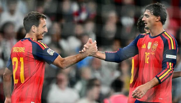 Mikel Oyarzabal (L) celebra con Marc Pubill (d) el 2-3 ante Inglaterra