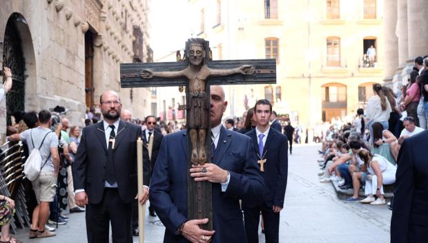 La procesión Vía Áurea del XXVII Encuentro Nacional de Cofradías