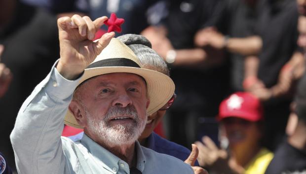 AME706. SÃO PAULO (BRASIL), 26/09/2026.- El presidente de Brasil y candidato a la reelección, Luiz Inácio Lula da Silva, participa durante un acto de campaña este sábado en el barrio São Miguel Paulista, en la zona este de la ciudad de São Paulo (Brasil). EFE/ Sebastião Moreira