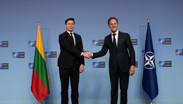 El secretario general de la OTAN, Mark Rutte, junto al primer ministro lituano, Mindaugas Sinkevičius