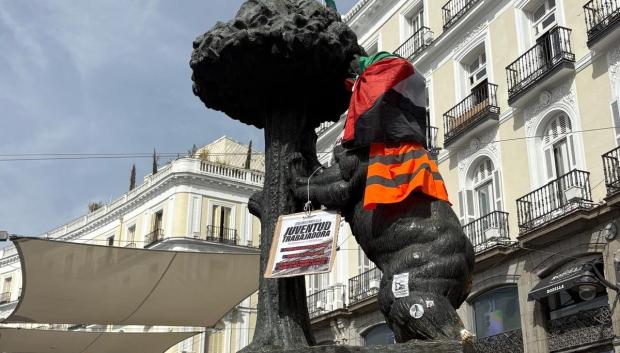Estatua del Oso y el Madroño vandalizada por los acampados de la Puerta del Sol