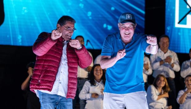 El candidato a la alcaldía de Lima, Rafael López Aliaga (d) baila junto al líder del plan de seguridad ciudadana, Carlos Álvarez