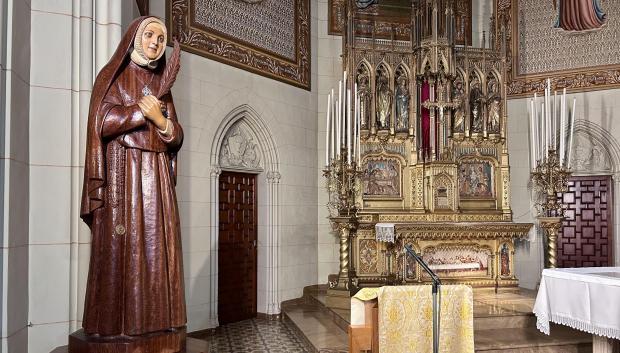 La estatua de madera a la beata Maria del Àngels Ginard Martí en la Capilla de la Adoración Eterna de Palma