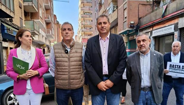 El portavoz nacional de Seguridad e Inmigración de Vox, Samuel Vázquez (segundo por la izquierda), este viernes, en Palencia