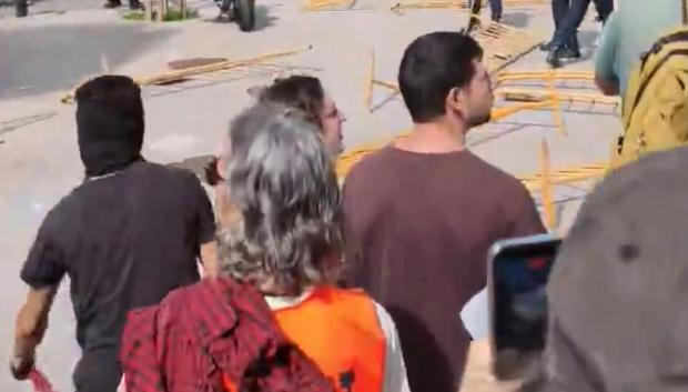 Imagen de Juan Bordera, de espaldas y con chaleco, tomada este sábado en Valencia
