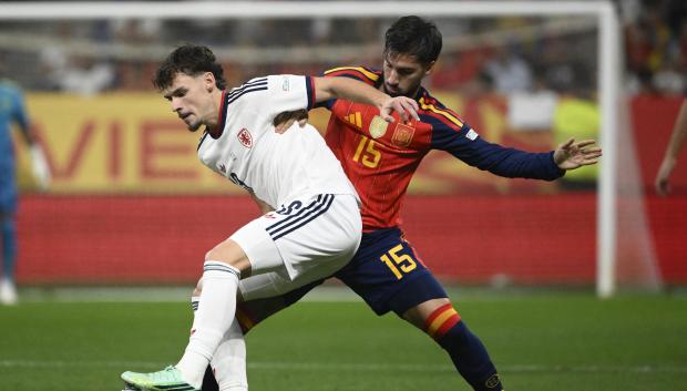 Álex Baena pelea un balón con Lukas Ambros