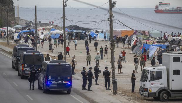 La Policía Nacional interviene en los asentamientos de la playa de El Trampolín, a 28 de septiembre de 2026, en Ceuta