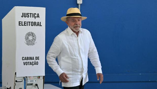 El presidente de Brasil y candidato a la reelección por el Partido de los Trabajadores (PT), de izquierda, Luiz Inácio Lula da Silva
